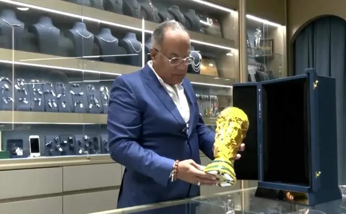 El joyero de Dub&aacute;i junto a su r&eacute;plica de la Copa Mundial. (X)