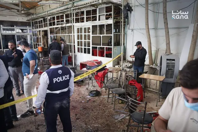 Imagen del atentado en una cafeter&iacute;a de Damasco. (SANA)