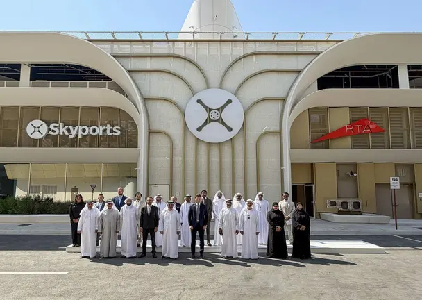 Funcionarios emirat&iacute;es ante el primer vertipuerto del mundo. (WAM)