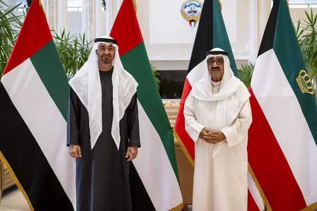 El presidente de EAU junto al emir de Kuwait. (WAM)