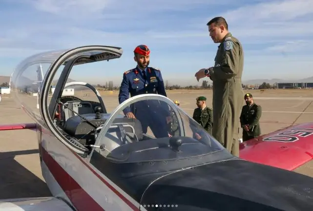 El general de brigada de EAU Abdulhadi Alahbabi junto al director de la Escuela de Aviaci&oacute;n de Chile. (Instagram)