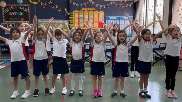 Alumnos de The Spanish School of Abu Dhabi durante la actuaci&oacute;n musical. (Youtube)