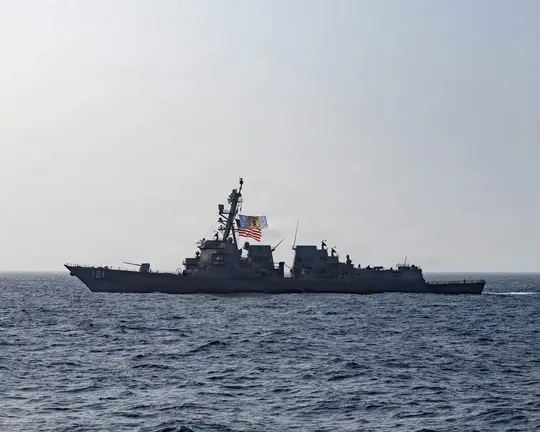 Un buque del ej&eacute;rcito de EEUU en el Estrecho de Ormuz. (Centcom)