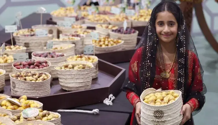 Una ni&ntilde;a emirat&iacute; presenta d&aacute;tiles en el Festival de Liwa. (Abu Dhabi Media Office)