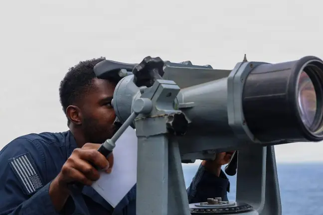 La Marina de Estados Unidos permanece enfocada y vigilantes a bordo del destructor de misiles guiados USS John Finn. (Centcom)