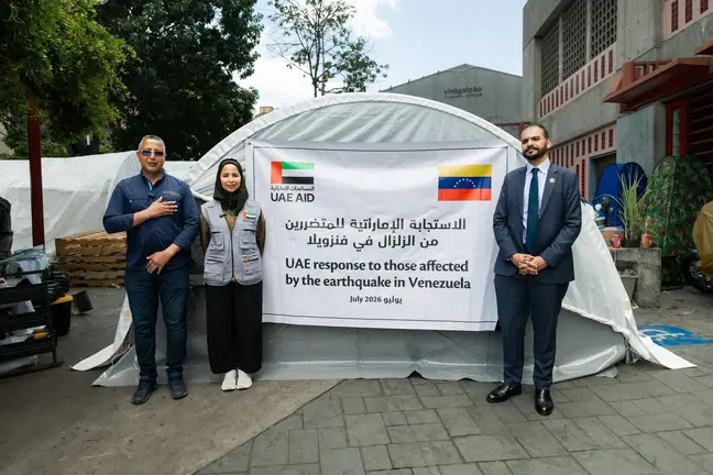 Representantes de EAU y Venezuela con la ayuda entregada. (WAM)
