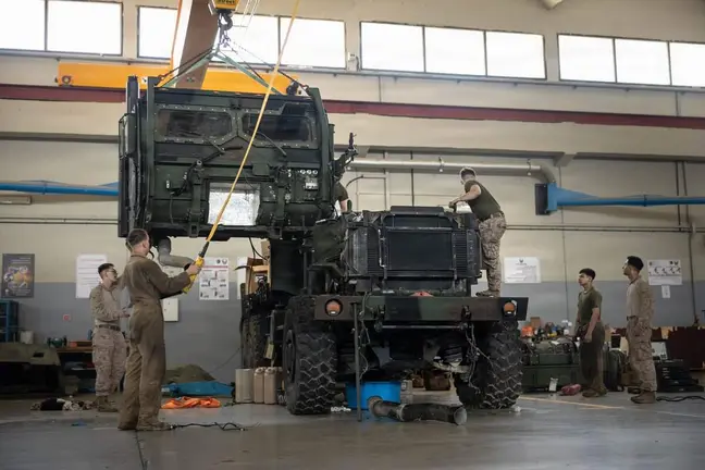 marines de Estados Unidos cambian la transmisi&oacute;n en un veh&iacute;culo del Sistema de Cohetes de Artiller&iacute;a de Alta Movilidad mientras est&aacute;n desplegados en el Medio Oriente. (Centcom)