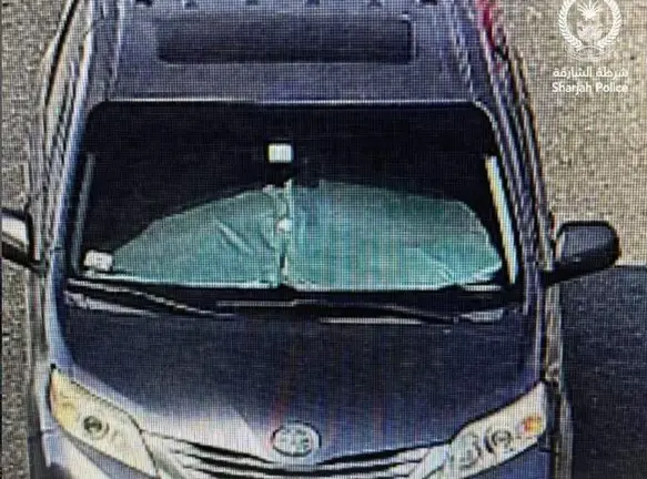 La polic&iacute;a difundi&oacute; esta imagen del coche con el parabrisas cubierto. (Instagram)