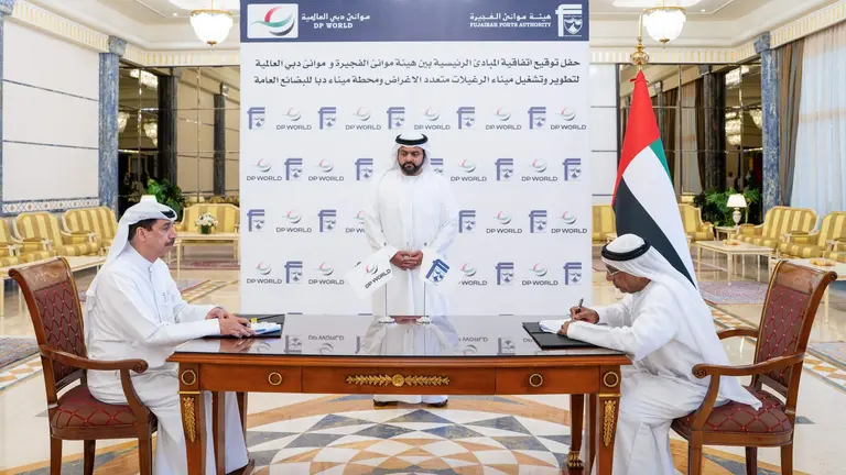 Un momento de la firma del acuerdo entre DP World y Fujairah. (WAM)