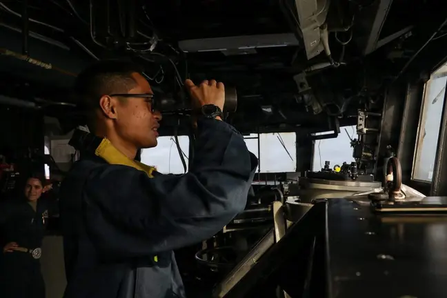 Un marine estadounidense hace guardia a bordo del USS Frank E. Petersen Jr. (Centcom)