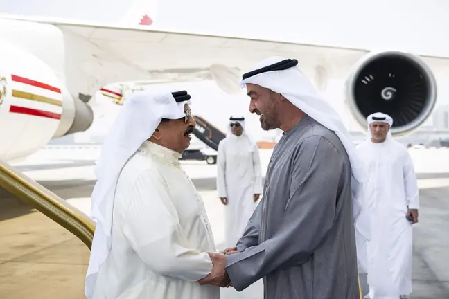 El presidente de EAU recibe al rey de Bahr&eacute;in en Abu Dhabi. (WAM)