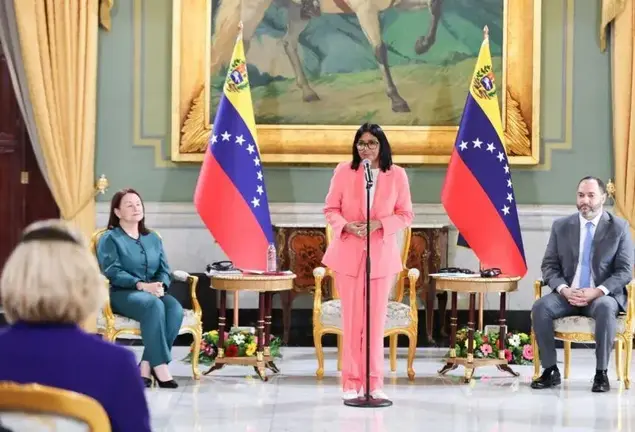 La presidenta de Venezuela, Delcy Rodr&iacute;guez, durante el acto donde dio a conocer el acuerdo. (Fuente externa)