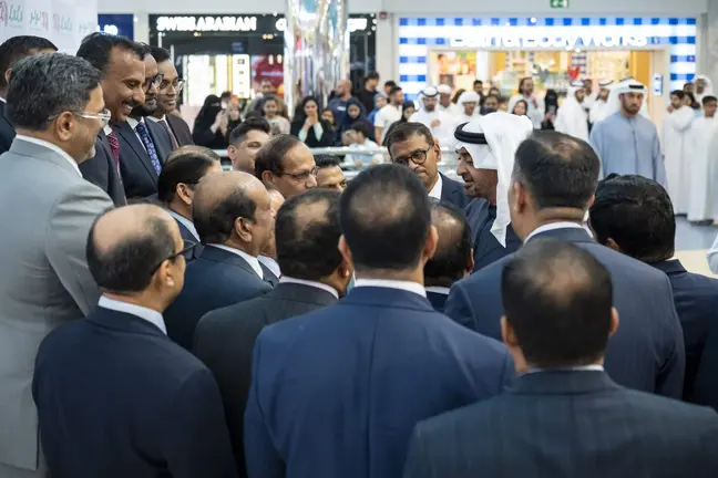 El presidente de Emiratos &Aacute;rabes, durante la visita protagonizada a un centro comercial de Lulu en Abu Dhabi. (WAM)