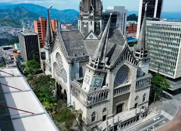 Imagen de la catedral de Manizales, que ser&aacute; s&iacute;mbolo de la tragedia pero tambi&eacute;n de la esperanza. (Fuente externa)