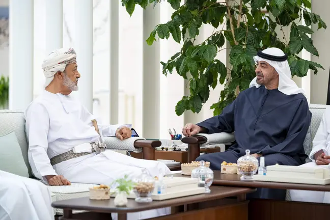 El presidente de EAU junto al sult&aacute;n de Om&aacute;n en Abu Dhabi. (WAM)