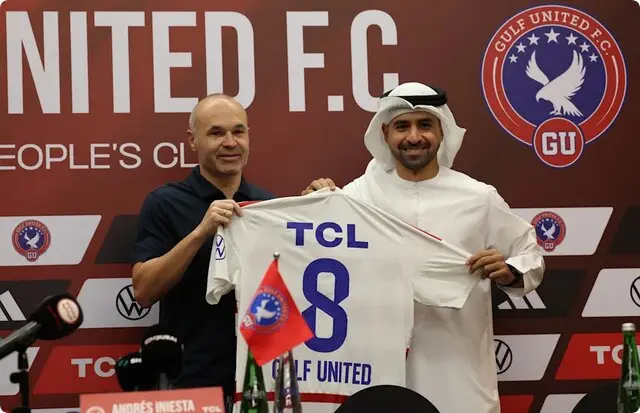 Iniesta, durante su presentaci&oacute;n en Dub&aacute;i como entrenador del Gulf United. (Fuente externa)