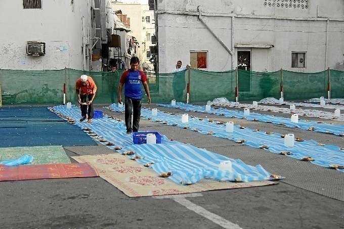 Musulmanes preparan el Iftar en Deira.