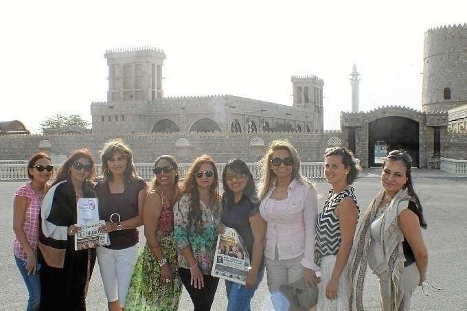 Damas latinas en el castillo de Khatt junto a las aguas termales.