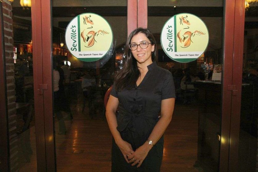 María Ollero, en la entrada del restaurante Seville's. (EL CORREO)