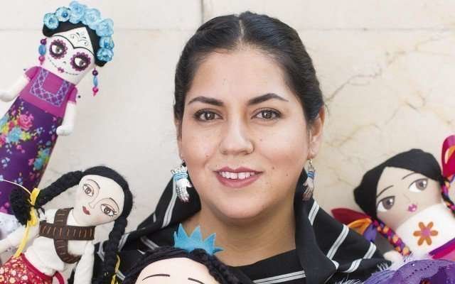 Una imagen de Mariana Ramos y sus muñecas de diseño tradicional mexicano.