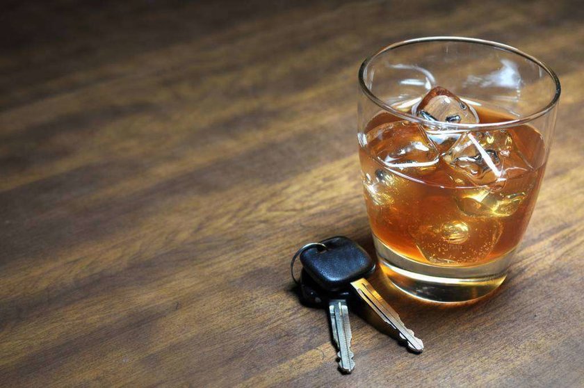 Conducir bajo efectos del alcohol tiene una multa mínima de 20.000 dirhams en Emiratos.