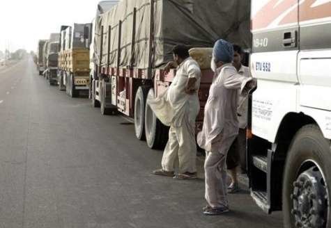 Un grupo de camiones en las carreteras de Emiratos.