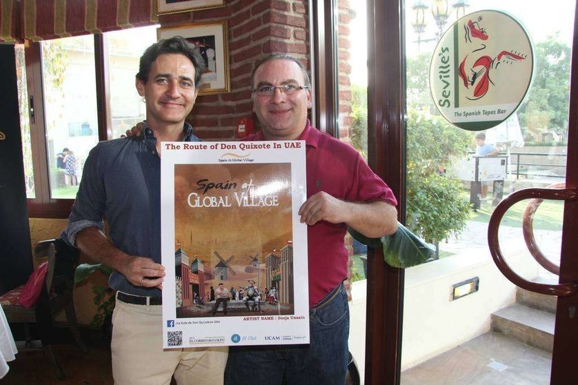 Raúl Simón -izquierda- y Mariano Andrés exhiben el cartel en el restaurante Seville´s, establecimiento donde se encuentra la primera pista. (EL CORREO)