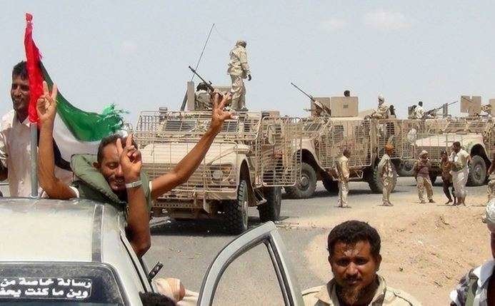 En la foto de AFP, tribus yemeníes leales en Taez.