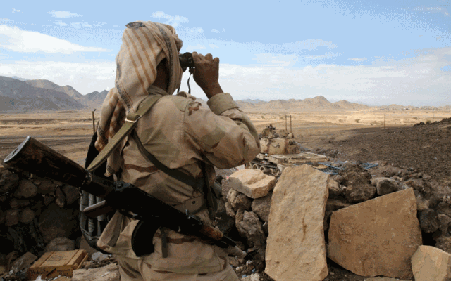 Un soldado yemení otea el horizonte.