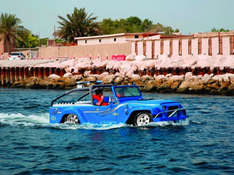 El coche anfibio se pasea por el Dubai Creek.