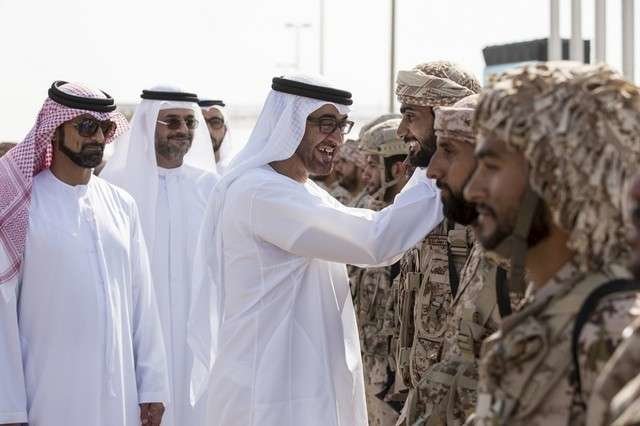 El Jeque Mohamed bin Zayed Al Nahyan, príncipe Heredero de Abu Dhabi saluda a los soldados.