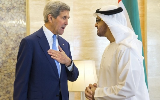 El secretario de Estado estadounidense, John Kerry con el Príncipe heredero de Abu Dhabi, el jeque Mohammed bin Zayed (AP)