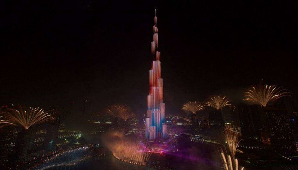 Recreación de los fuegos artificiales en el Burj Khalifa. (@DXBMediaOficce)
