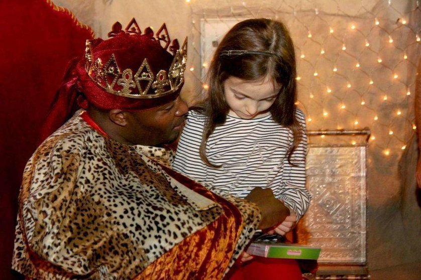 El Rey Baltasar escucha las peticiones de una niña en Dubai. (EL CORREO DEL GOLFO) 