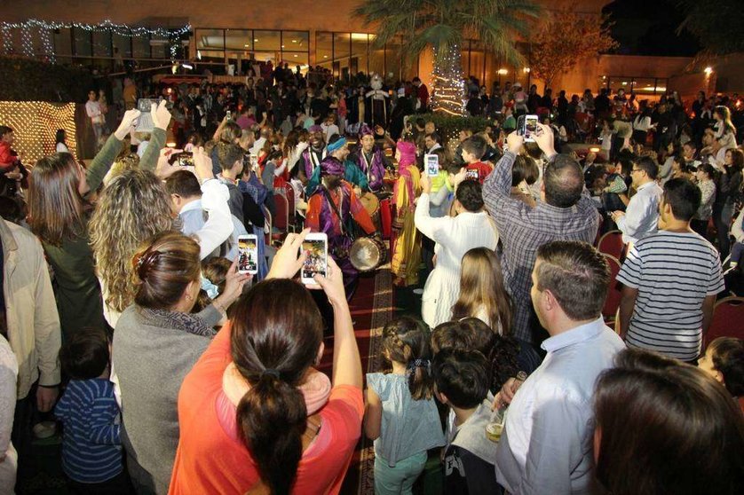 Los dispositivos móviles se multiplican para recoger las imágenes de la llegada de los Reyes de Dubai a Wafi. (EL CORREO DEL GOLFO)