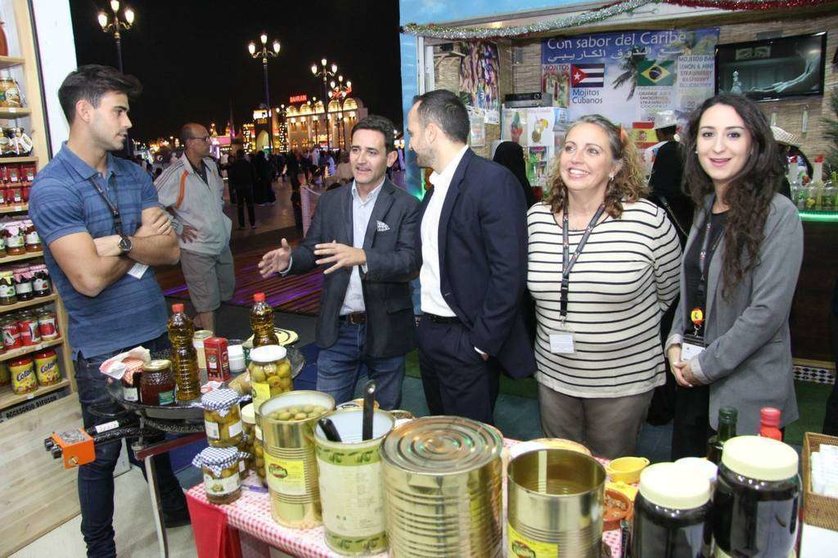 El cónsul de España, Santiago Jiménez, junto a Raúl Simón, Elisa Labori y Alma Martín en la tienda de La Vera Gourmet del Pabellón de España en Global Village. (EL CORREO DEL GOLFO)