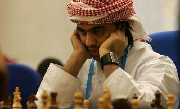 Un jugador saudí durante una partida de ajedrez.