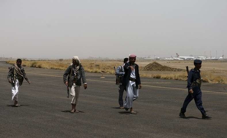 Rebeldes hutíes pasean por el aeropuerto de Saná.