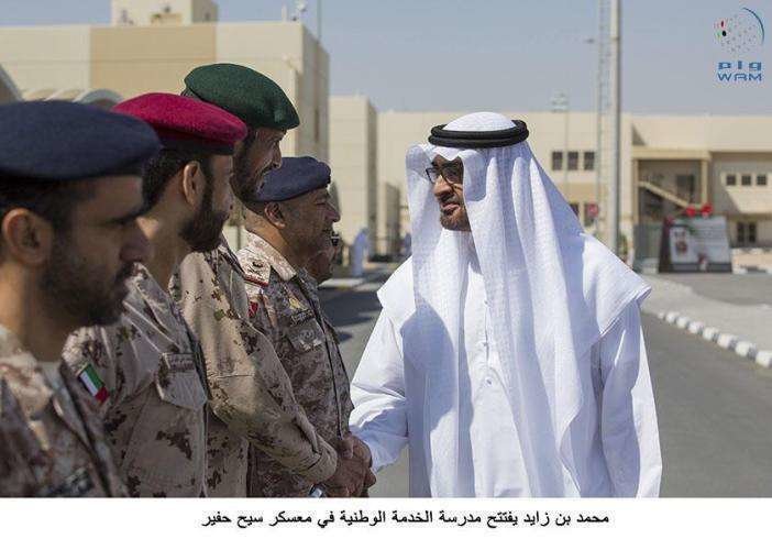 El príncipe heredero saluda a los soldados de la Academia Nacional.