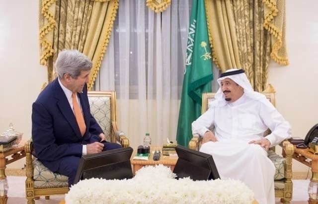 El secretario de Estado de Estados Unidos y el rey de Arabia Saudita durante el encuentro.
