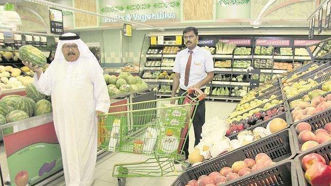 Un emiratí en un supermercado de Emiratos Árabes, (EL CORREO).