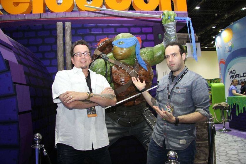 Kevin Eastman -izquierda- y Ciro Nieli en el stand de Nickelodeon. (E.C.)