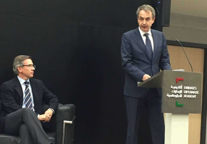 Rodríguez Zapatero, durante su intervención en la Academia Diplomática de Emiratos Árabes. A la izquierda, Bernardino León. (EL CORREO)