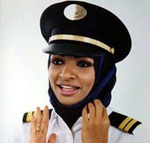 Una imagen de Hanadi Zakaria Al Hindi, la primera mujer piloto de Arabia Saudita.