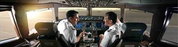 Pilotos en la cabina de un avión de Emirates Airline.