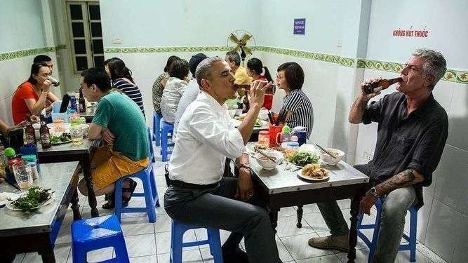 Obama cenando en Vietnam.