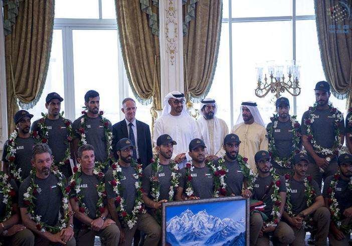 El jeque Mohammede junto a los soldados emiratíes que subieron al Everest.