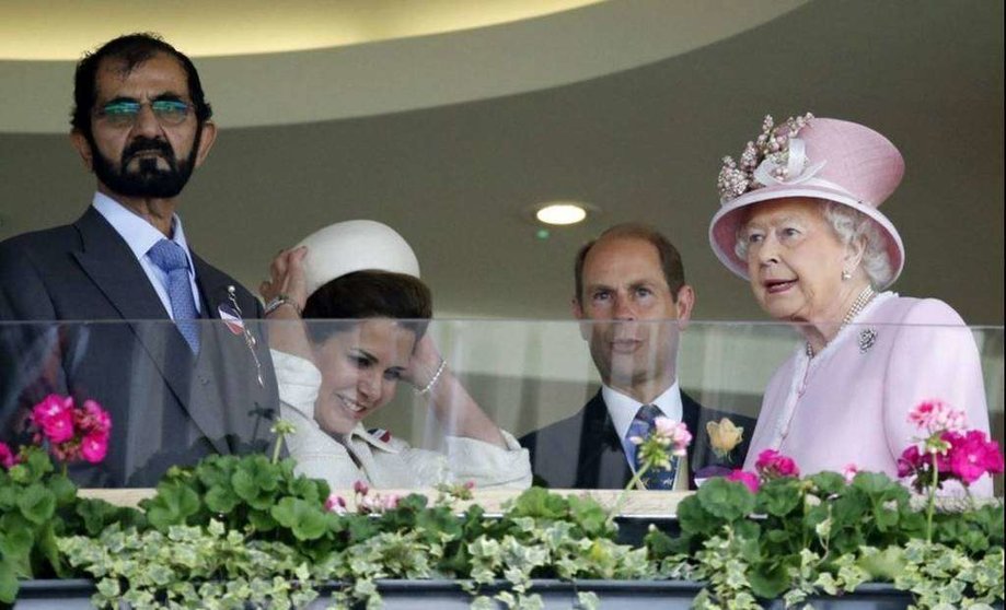 Mohammed Al Maktoum junto a la reina de Inglaterra.