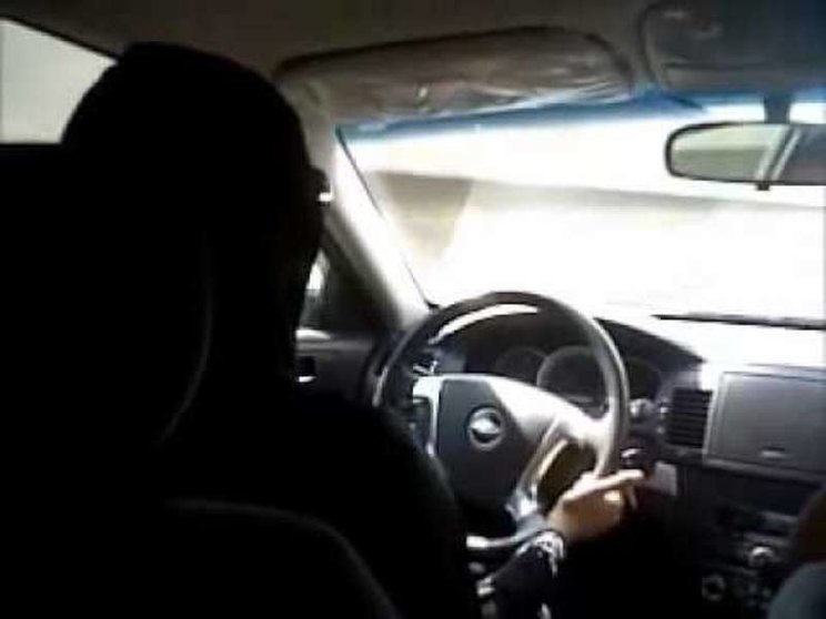 Una mujer elude la prohibición de conducir en Arabia Saudita.