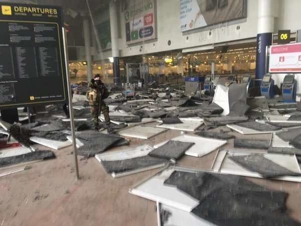 El aeropuerto de Bruselas, instantes después de la explosión/ @intlspectator